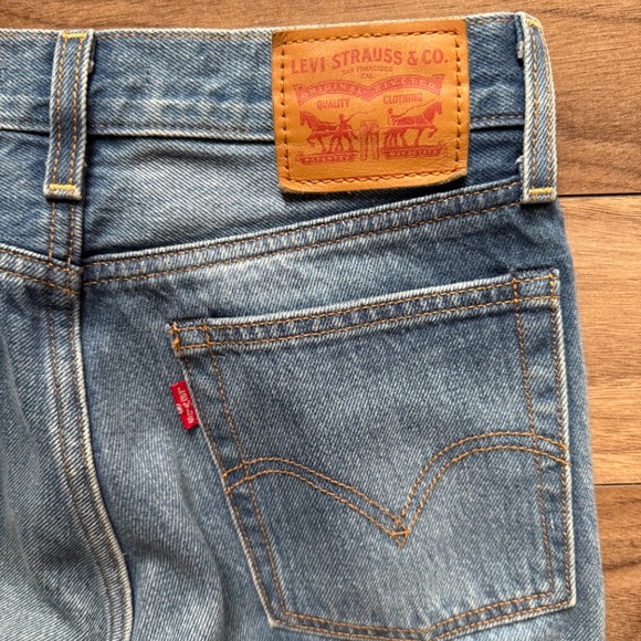 Aritzia | Levi’s Wedgie Straight Jeans | Size 24 | Light Wash - Picture 7 of 7